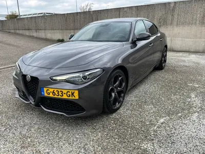 Alfa Romeo Giulia 2.0 Turbo B-Tech 300 + pk Aut 2019 Grijs uit 2019