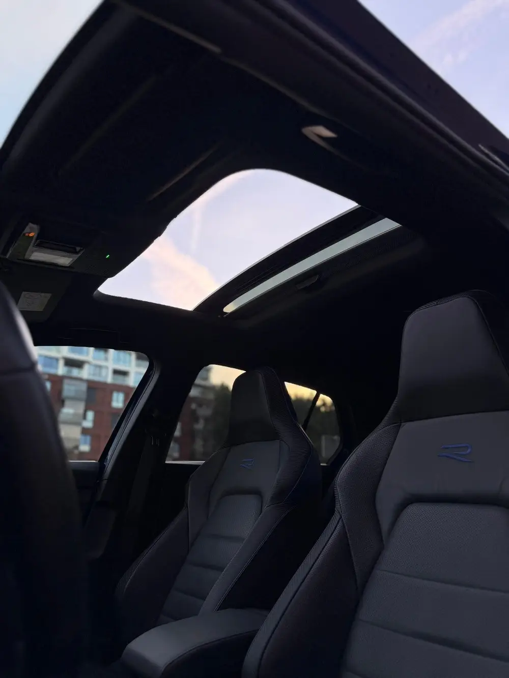 Volkswagen Golf R 8.5 333 pk | Akrapovic | HUD | Pano | 360 uit 2024, foto 12