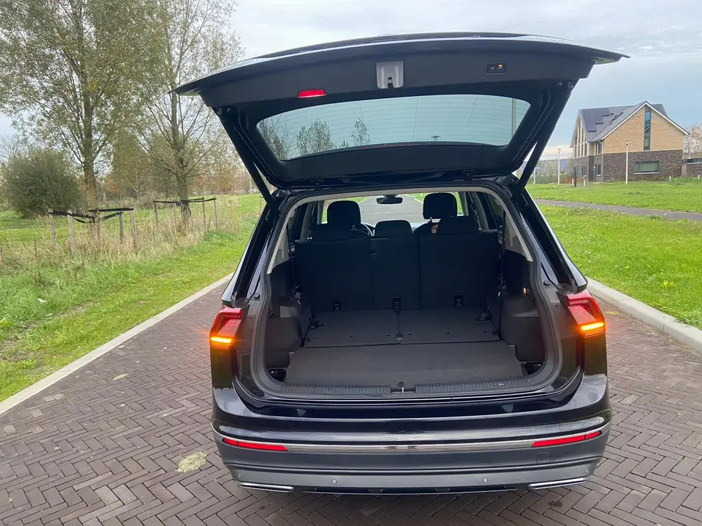 Volkswagen Tiguan Allspace Highline 7p Zwart uit 2019, foto 15