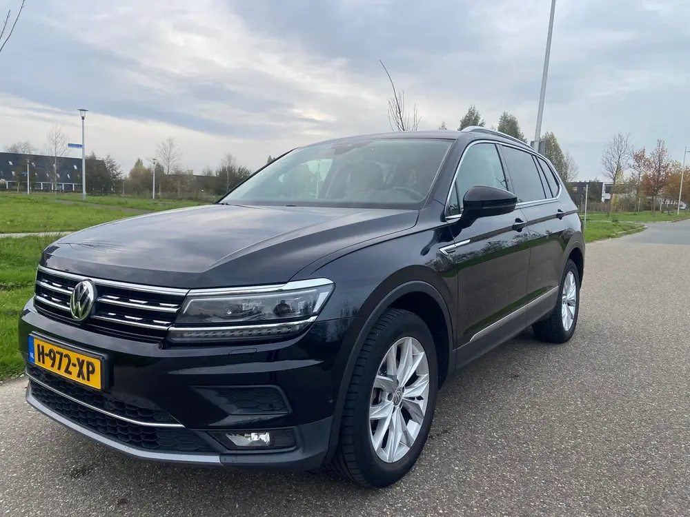 Volkswagen Tiguan Allspace Highline 7p Zwart uit 2019, foto 3