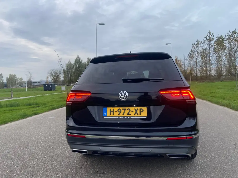 Volkswagen Tiguan Allspace Highline 7p Zwart uit 2019, foto 6