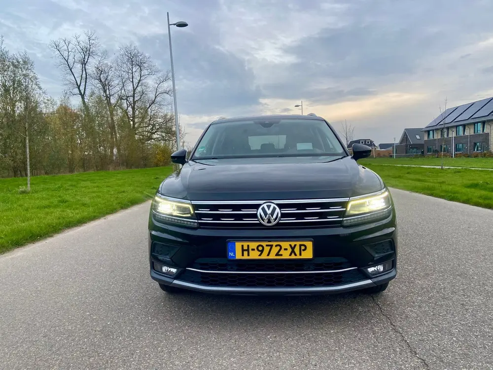 Volkswagen Tiguan Allspace Highline 7p Zwart uit 2019, foto 7