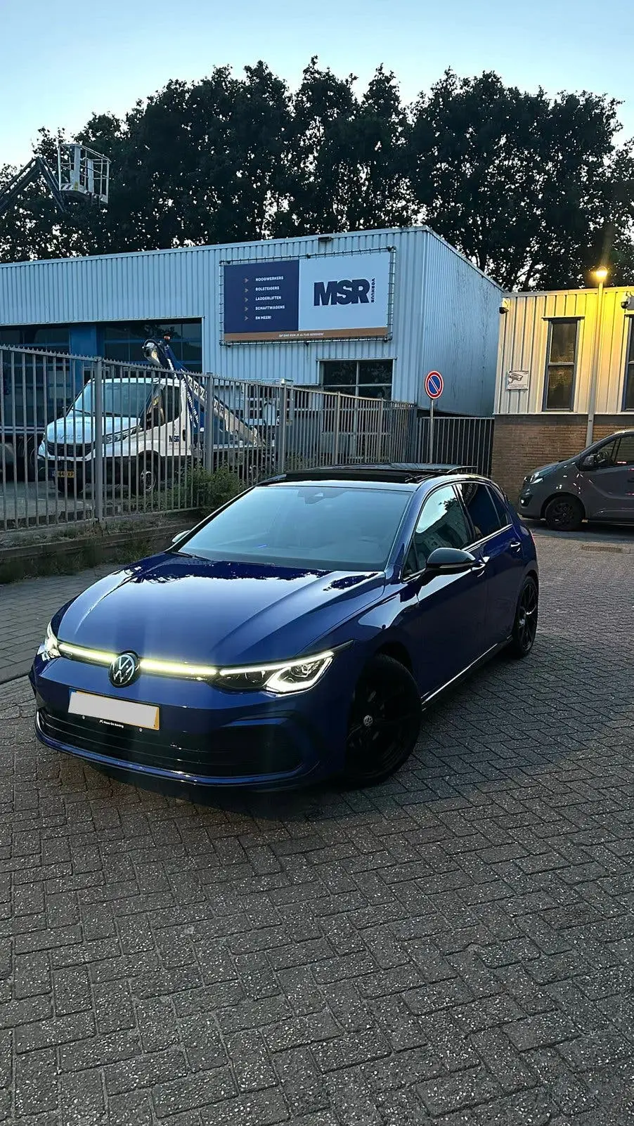 Volkswagen Golf 8R-Line Pano Trekhaak Lapiz Blue Dealer OH uit 2024, foto 2