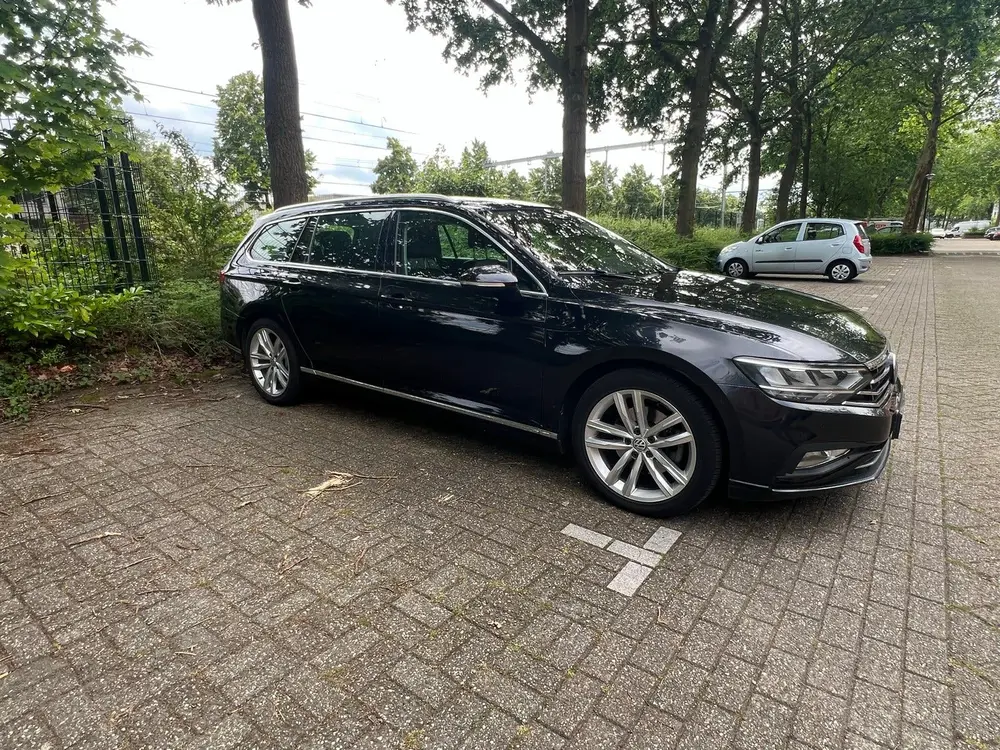 Volkswagen Passat Variant Passat 1.5 TSI 150pk DSG 2020 Zwart uit 2020, foto 3