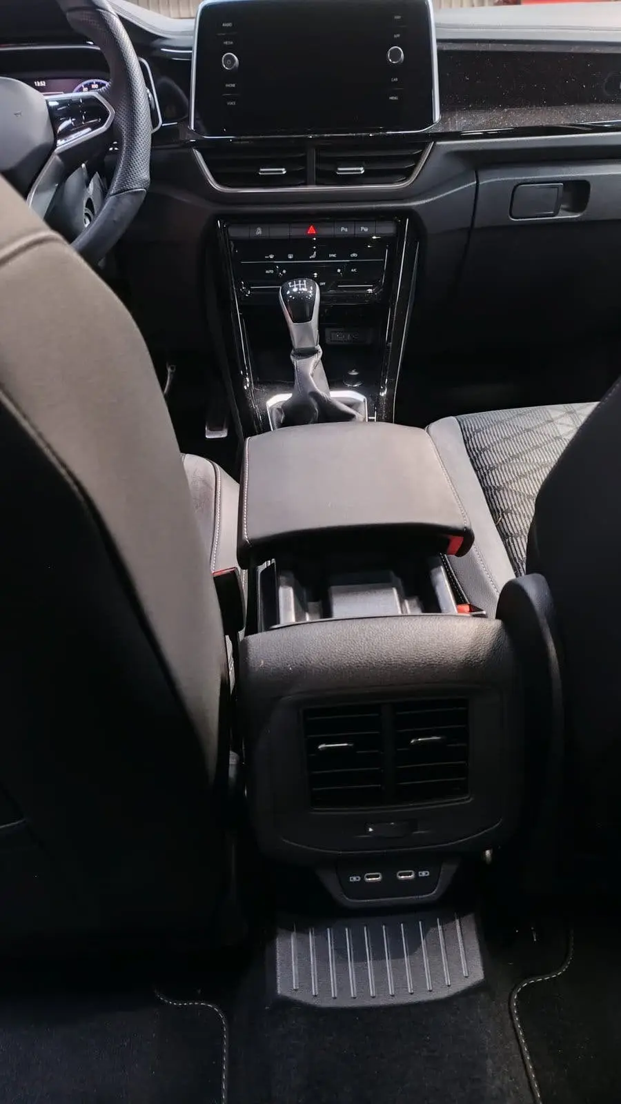 Volkswagen T-Roc 1.0 TSI 110pk 2023 Zwart uit 2023, foto 7
