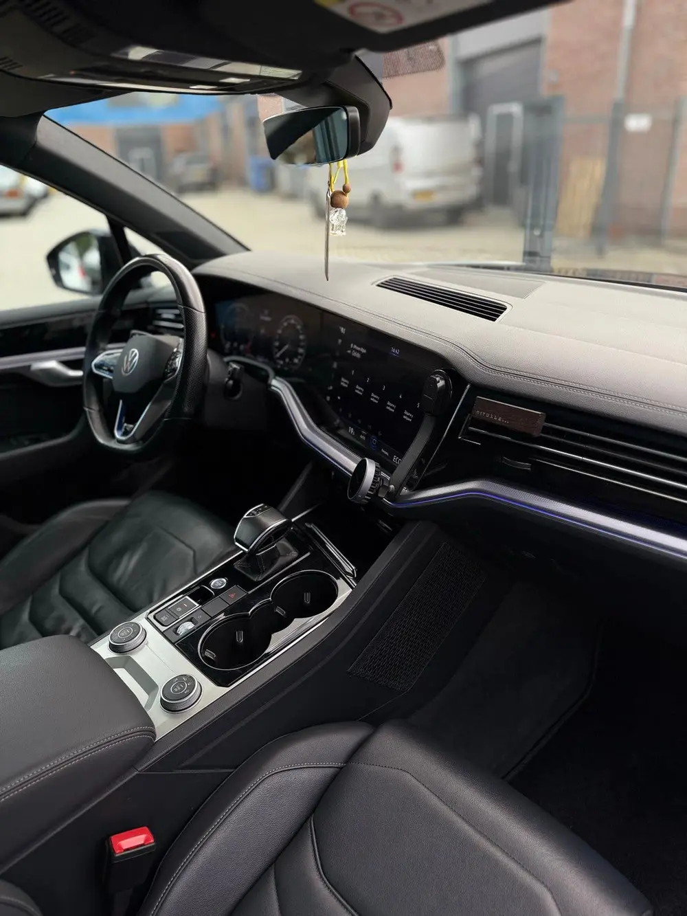 Volkswagen Touareg R-Line 3.0 TSI 462pk 4MOTION Luchtvering uit 2020, foto 17