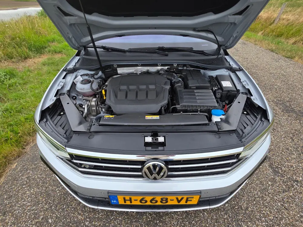 Volkswagen Passat Variant R-line uitgevoerde Volkswagen Passat 2.0 TSI 190pk DSG 2020 uit 2020, foto 11
