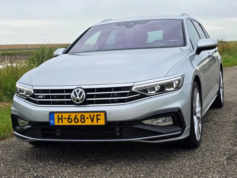 Volkswagen Passat Variant R-line uitgevoerde Volkswagen Passat 2.0 TSI 190pk DSG 2020 uit 2020, foto 2