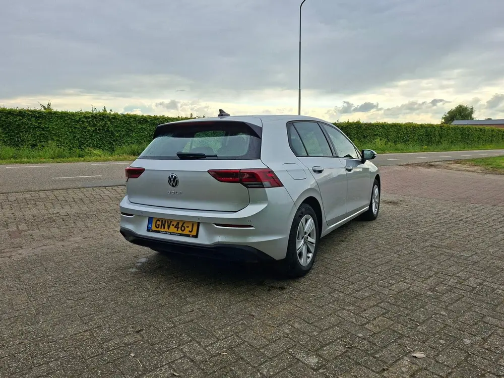 Volkswagen Golf 1.0 TSI 110pk 2021 Grijs uit 2021, foto 2