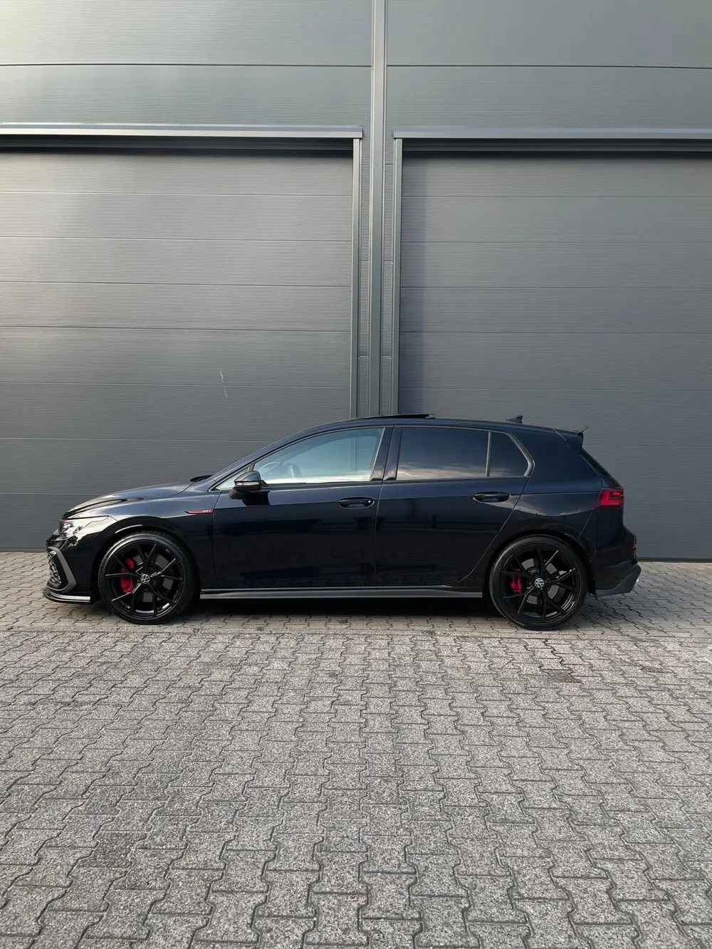 Volkswagen Golf 2.0 TSI 7-DSG 2021 Zwart uit 2021, foto 2