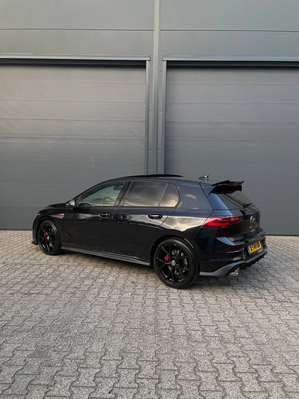Volkswagen Golf 2.0 TSI 7-DSG 2021 Zwart uit 2021, foto 3