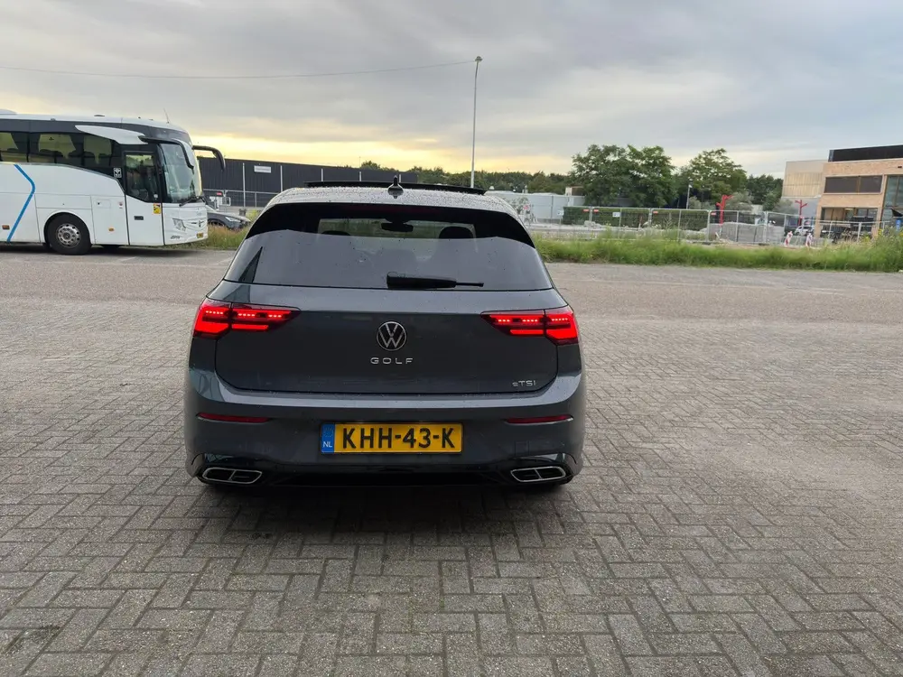 Volkswagen Golf 1.5 eTSI R-line/ACC/PANO/CAMERA/IQ uit 2022, foto 4