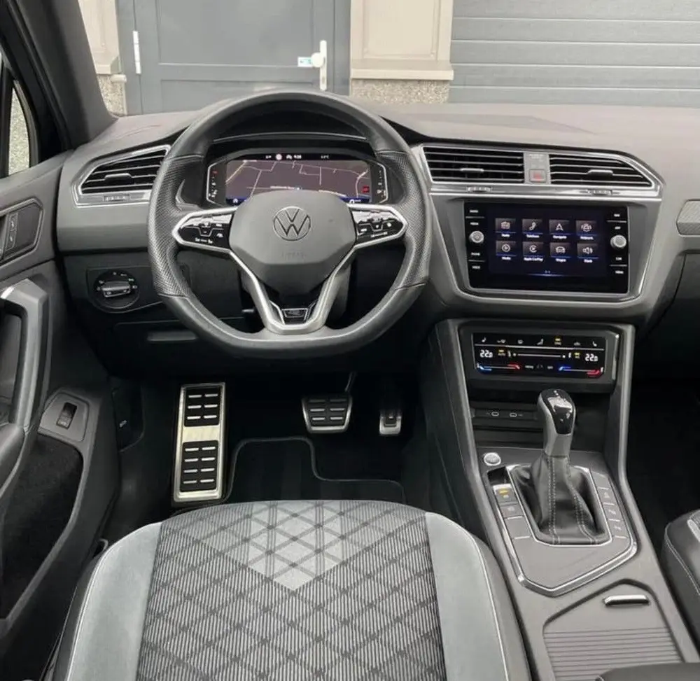 Volkswagen Tiguan ## Volkswagen Tiguan 1.5 TSI 150pk DSG 2021 Zwart ## uit 2021, foto 15