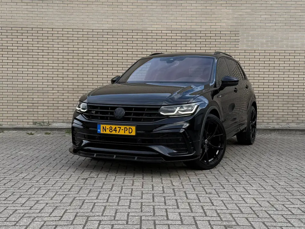 Volkswagen Tiguan ## Volkswagen Tiguan 1.5 TSI 150pk DSG 2021 Zwart ## uit 2021, foto 4
