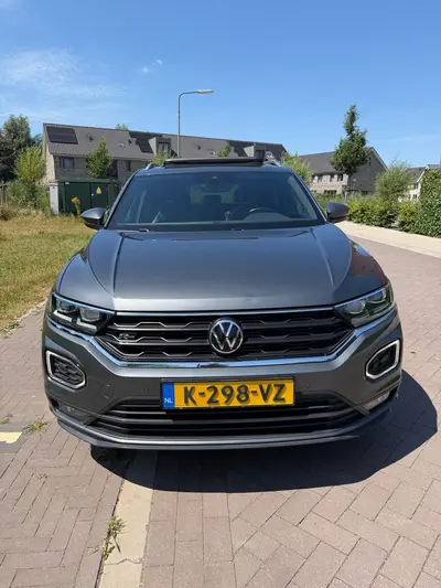 Volkswagen T-Roc 1.5 TSI 150pk 7-DSG 2021 Grijs PANO KEYLESS uit 2021