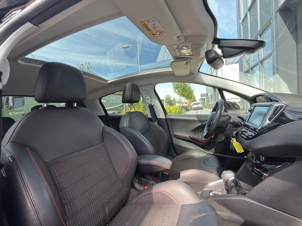 Peugeot 208 1.2 PureTech GT-Line / AUTOMAAT / PANORAMA / CAM uit 2019, foto 2