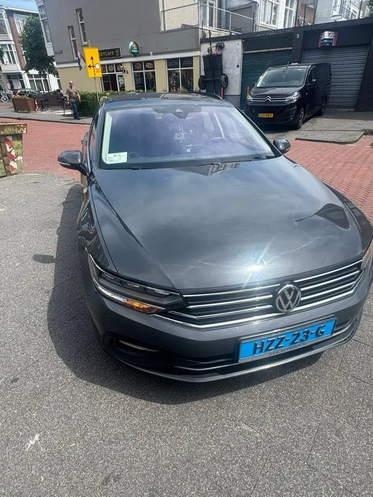 Volkswagen Passat Variant Passat 2.0 TDI 150pk DSG 2020 Grijs uit 2020, foto 2