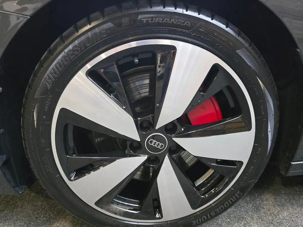 Audi A5 Avant 2.0 e-hybrid quattro S edition Competition B&O uit 2025, foto 2