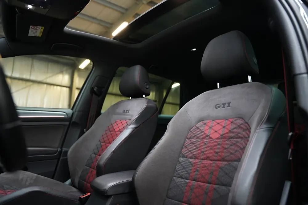 Volkswagen Golf 2.0 TSI GTI TCR PANO VIRTUAL ACC KEYLESS CAM uit 2019, foto 13