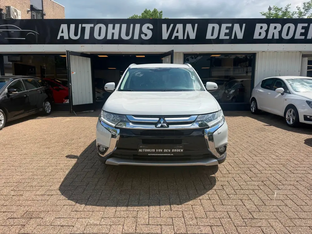 Mitsubishi Outlander 2.0 2WD Instyle|Navi|Cruise|Clima|Carpl uit 2019, foto 6