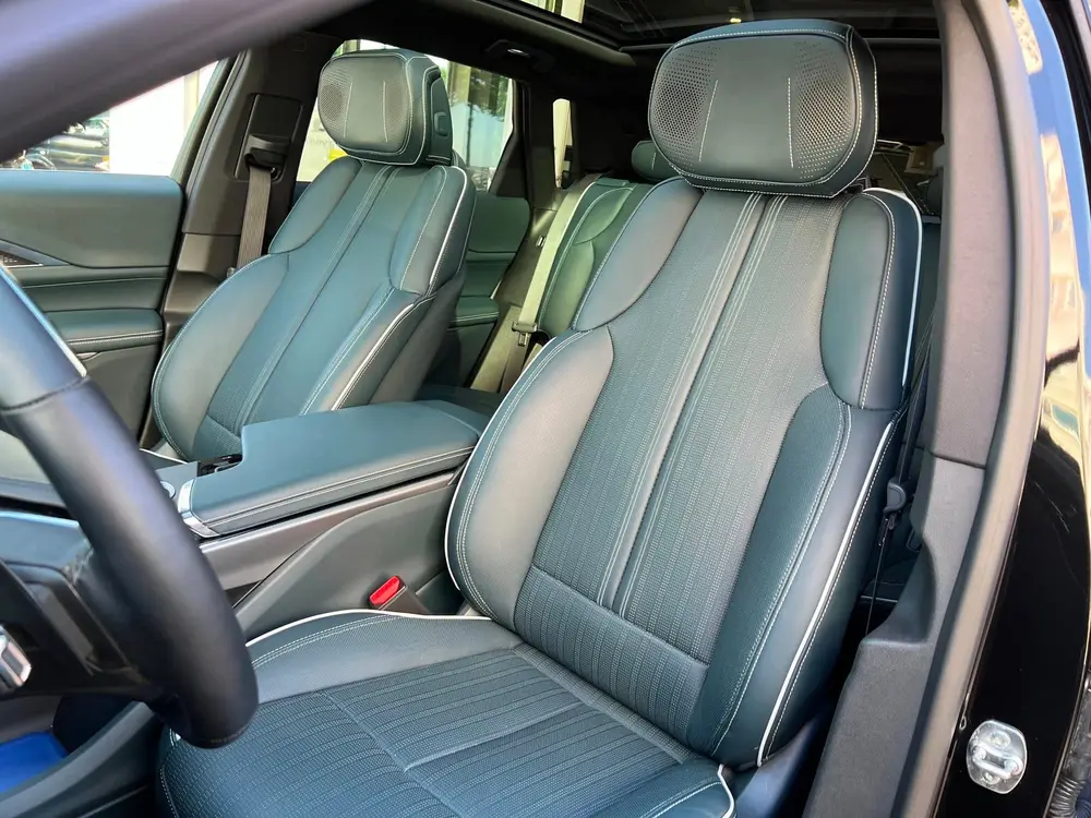 Cadillac Lyriq Sport uit 2025, foto 14