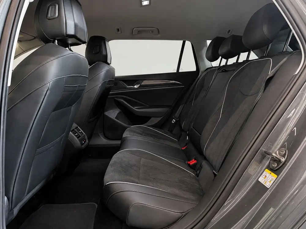 Volkswagen Passat Variant 1.5 eTSI Business Navigatie Apple uit 2026, foto 11