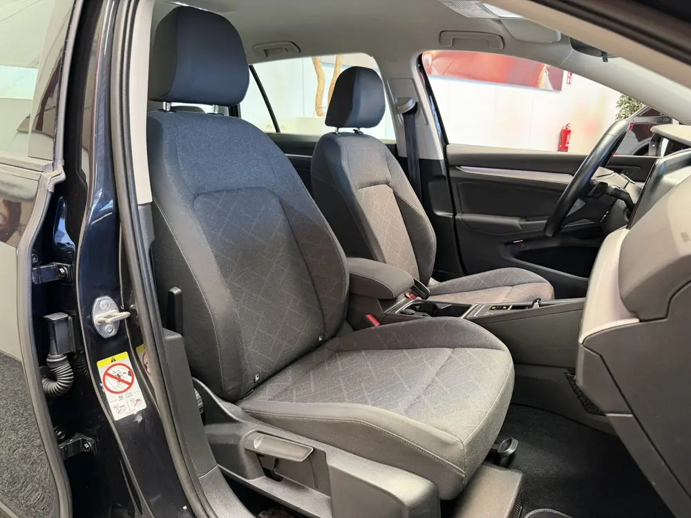 Volkswagen Golf Variant 1.0 eTSI LIFE BUSINESS ADAPTIVE CRUI uit 2022, foto 16