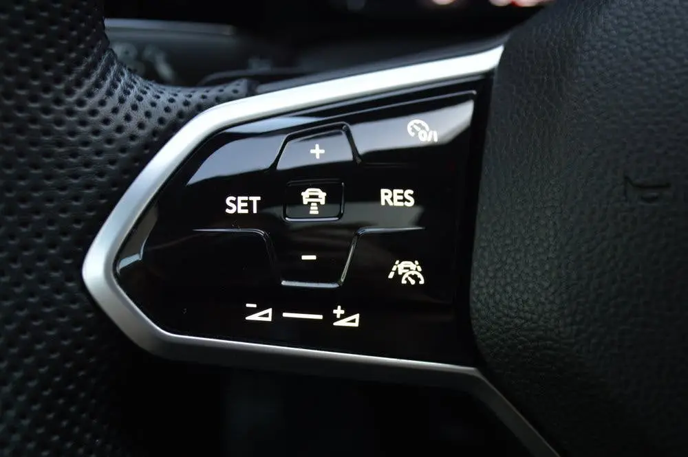 Volkswagen Golf 1.5 eTSI R-Line DSG Led Panorama Acc Sfeer C uit 2022, foto 18