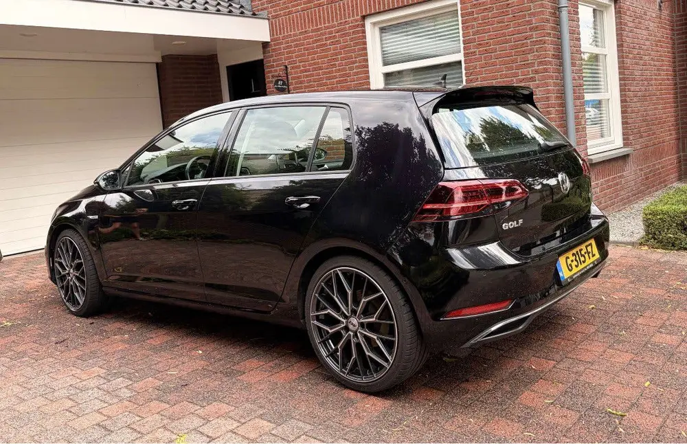 Volkswagen Golf 1.5 TSI 130pk 2019 Zwart, ACC, masagestoel uit 2019, foto 2