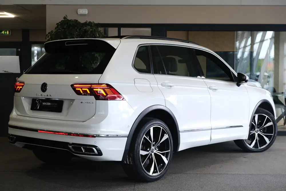 Volkswagen Tiguan 1.4 TSI eHybrid 2x R-Line 245PK Pano Led N uit 2021, foto 2