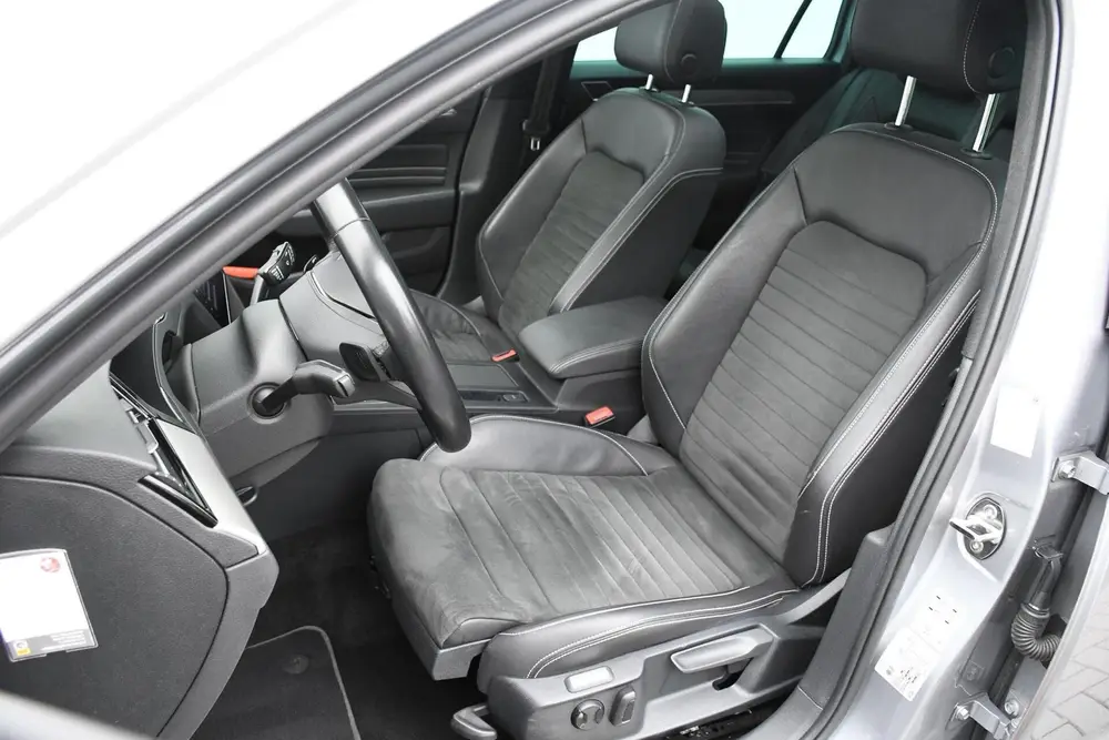 Volkswagen Passat Variant 1.5 TSI Pano Trekhaak R-line Carpl uit 2021, foto 2
