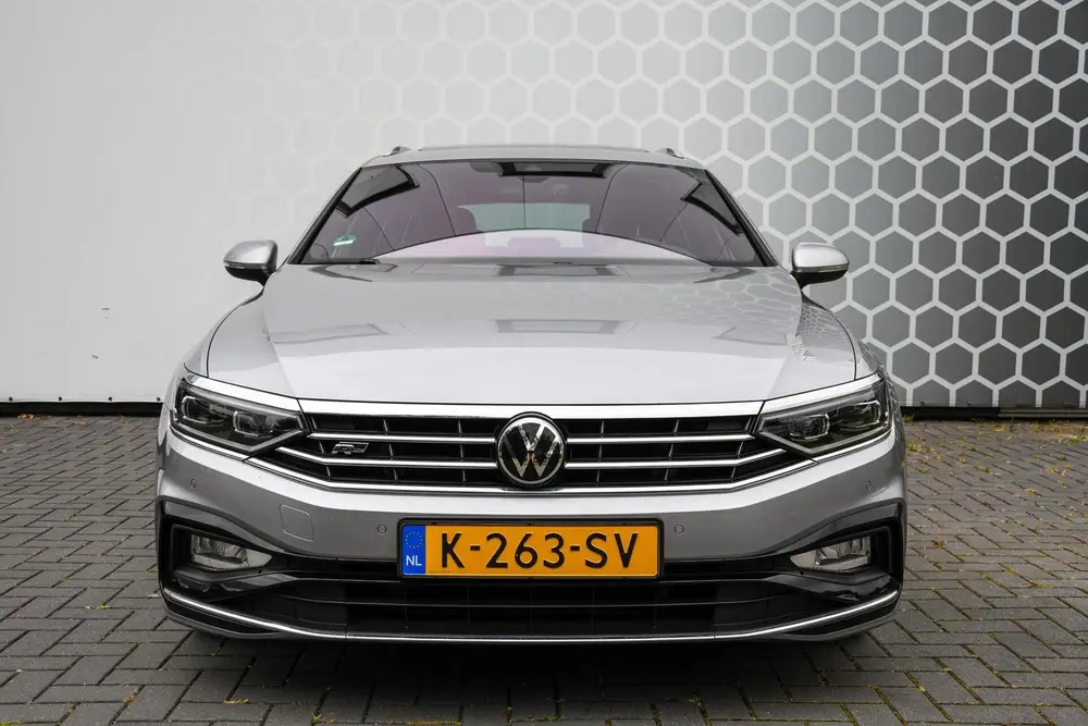 Volkswagen Passat Variant 1.5 TSI Pano Trekhaak R-line Carpl uit 2021, foto 3