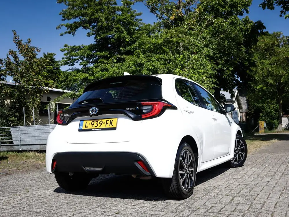 Toyota Yaris 1.5 Hybrid Dynamic 1e-Eig. & Dealer-Onderh BOVA uit 2021, foto 2