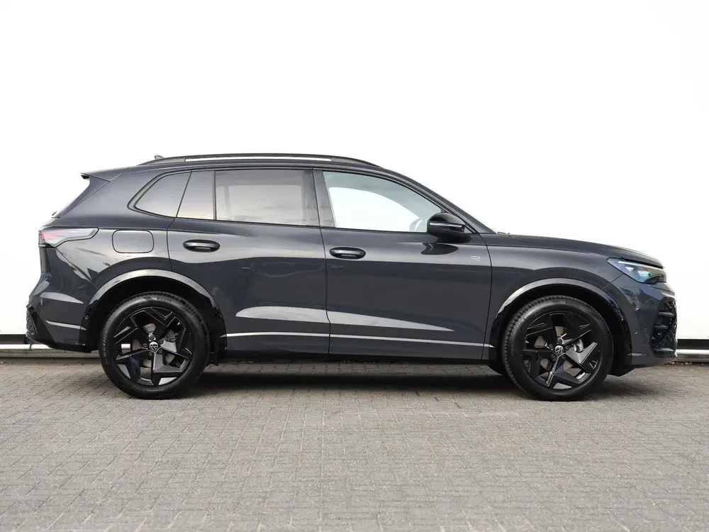 Volkswagen Tiguan 1.5 eTSI R-Line Edition 150PK DSG Black st uit 2024, foto 2