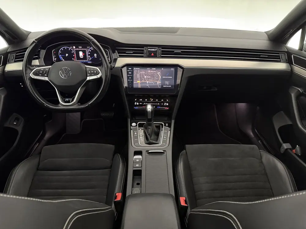Volkswagen Passat 1.5 TSI R-Line | Virtual | Camera | IQ Lig uit 2020, foto 2