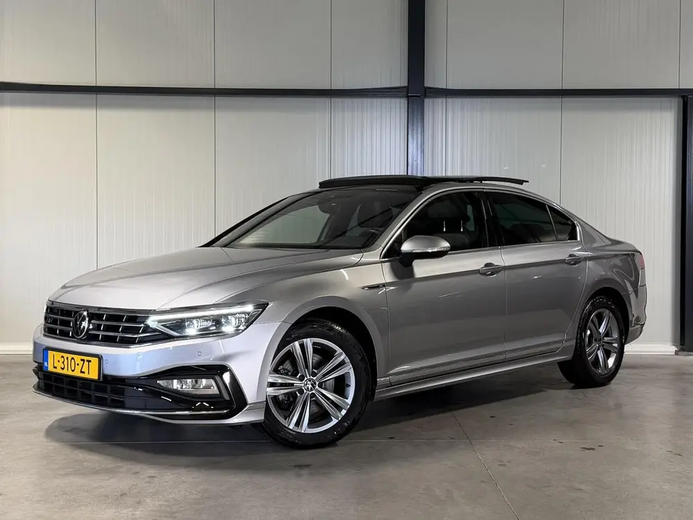 Volkswagen Passat 1.5 TSI R-Line Business + Pano Virtual H&K uit 2021