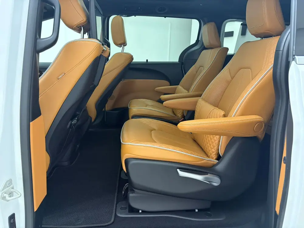 Lancia Voyager 3.6 V6 Hybride Pinnacle (bj 2023, automaat) uit 2023, foto 9