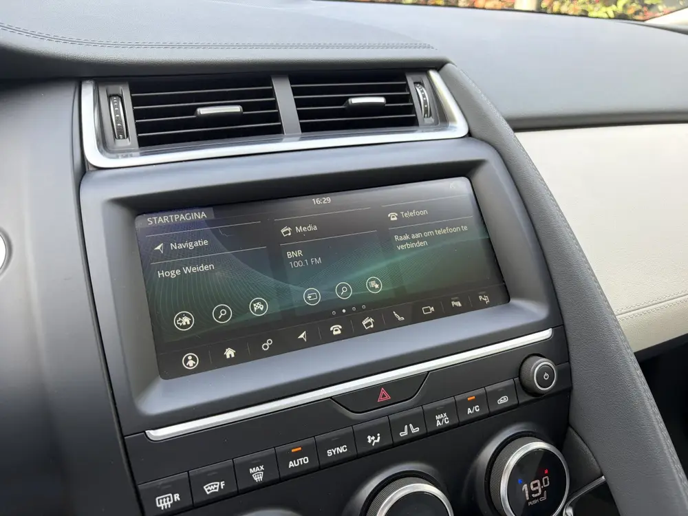 Jaguar E-Pace 2.0 P250 AWD HSE / AUTOMAAT / PANORAMADAK / ME uit 2019, foto 13