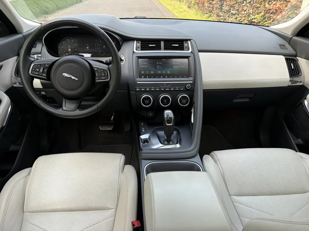 Jaguar E-Pace 2.0 P250 AWD HSE / AUTOMAAT / PANORAMADAK / ME uit 2019, foto 3