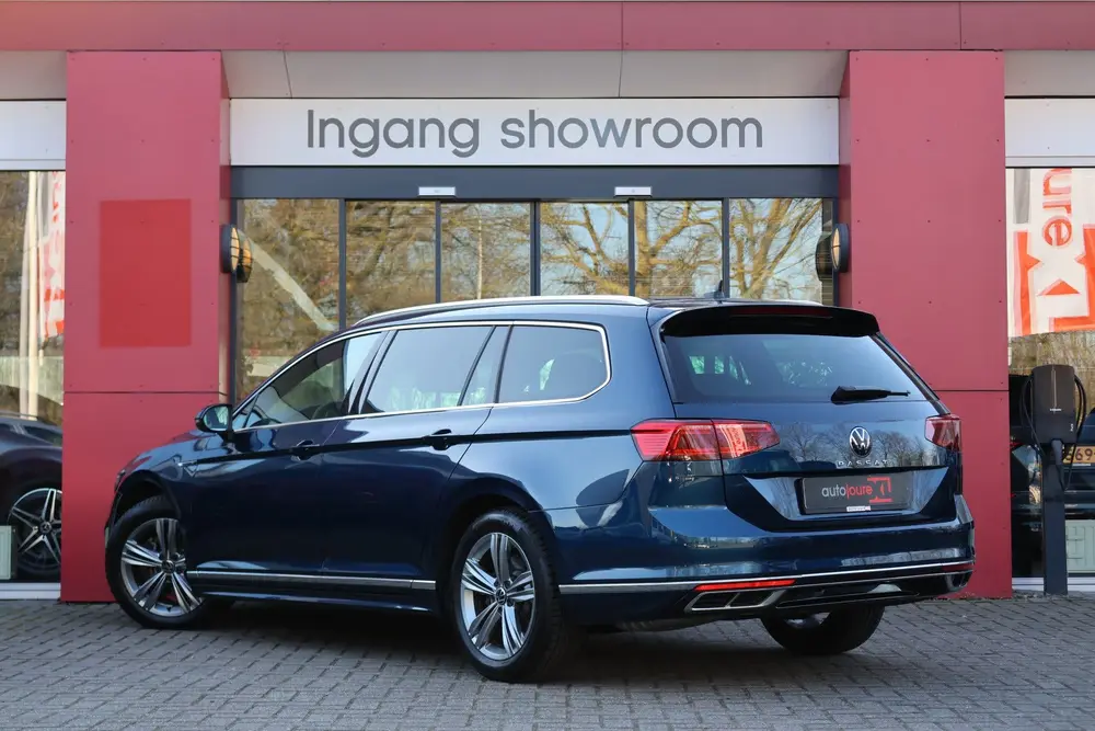 Volkswagen Passat Variant 1.5 TSI R-Line Business + | Origin uit 2022, foto 2