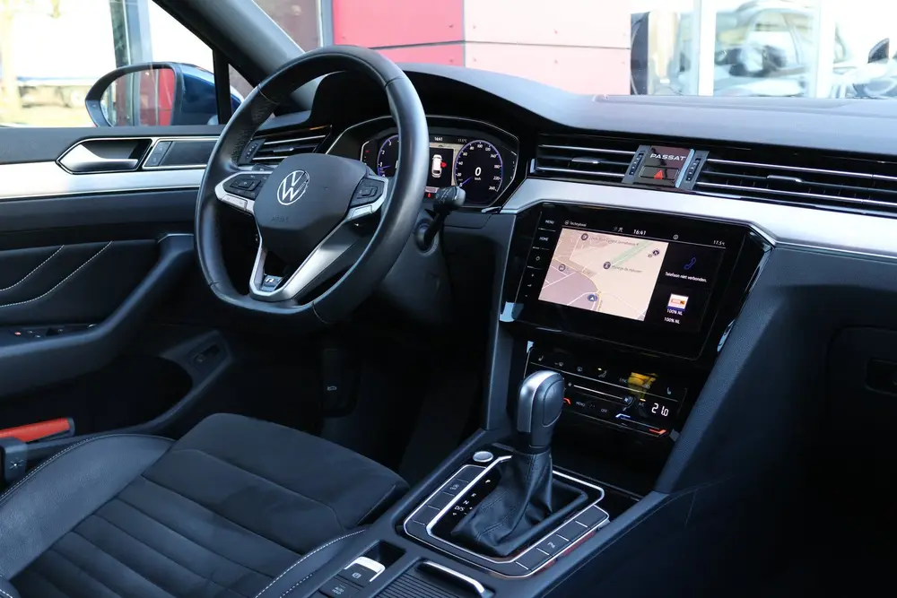 Volkswagen Passat Variant 1.5 TSI R-Line Business + | Origin uit 2022, foto 8