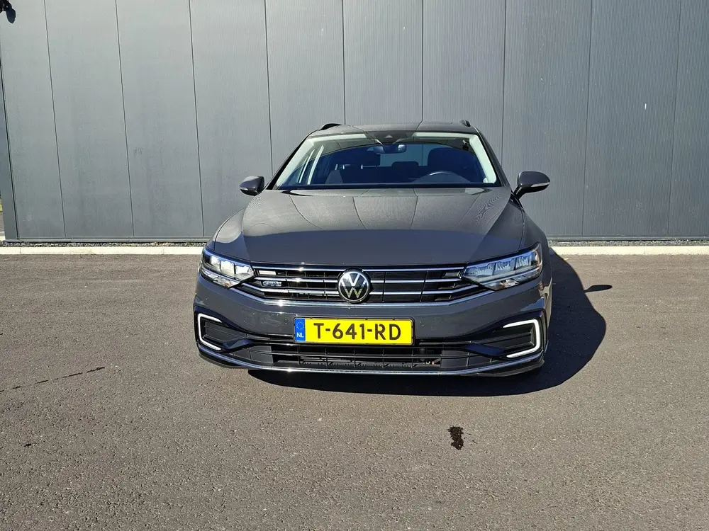 Volkswagen Passat Variant 1.4 TSI PHEV GTE Business panorama uit 2020, foto 2