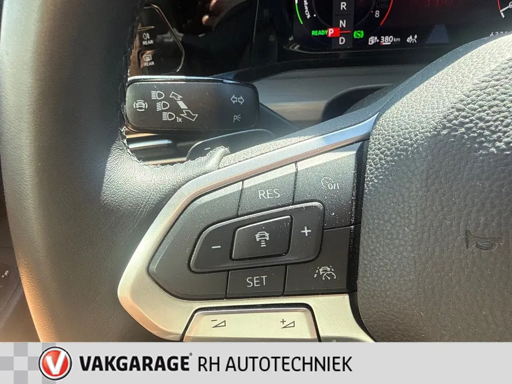 Volkswagen Golf 1.4 eHybrid Style uit 2021, foto 19
