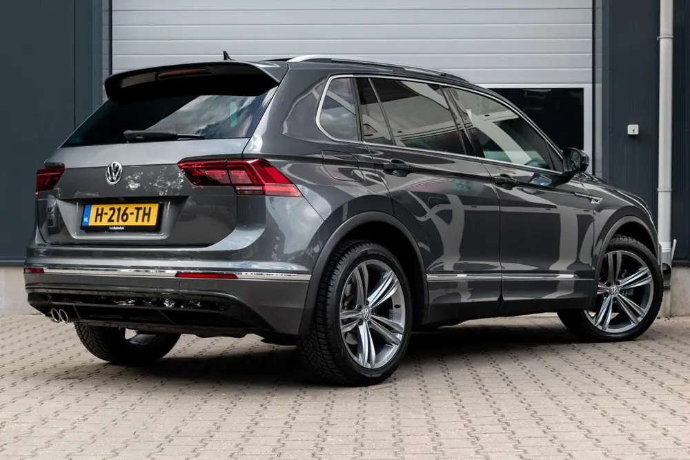 Volkswagen Tiguan 1.5 TSI ACT Highline R-Line|PANO|ADAPT. CR uit 2020, foto 2