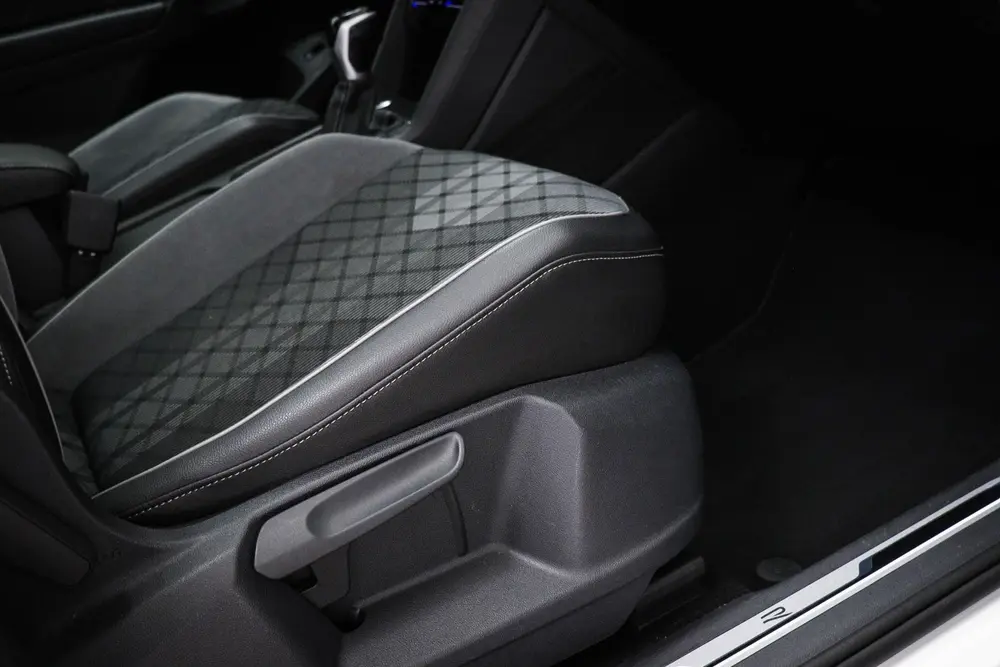 Volkswagen Tiguan 1.5 TSI R-Line Business | IQ LIGHT | PANOR uit 2023, foto 11