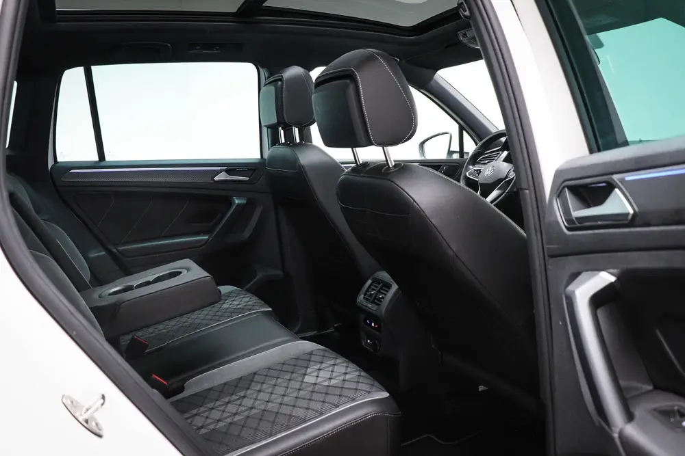 Volkswagen Tiguan 1.5 TSI R-Line Business | IQ LIGHT | PANOR uit 2023, foto 12