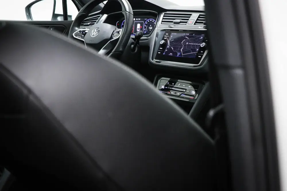 Volkswagen Tiguan 1.5 TSI R-Line Business | IQ LIGHT | PANOR uit 2023, foto 13