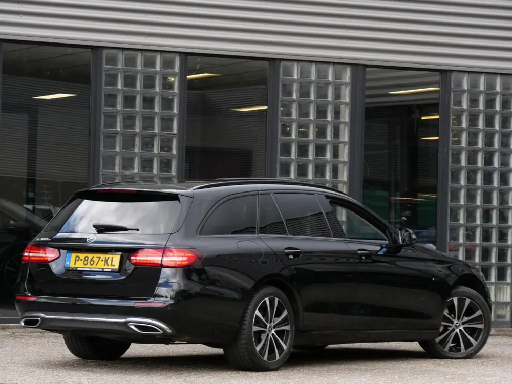 Mercedes-Benz E-Klasse Estate 300e AVANTGARDE/ ADVANTAGE PAC uit 2021, foto 2