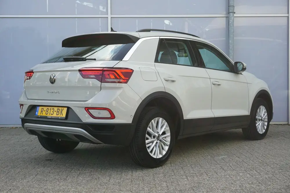 Volkswagen T-Roc 1.0 TSI 110pk Life | Navigatie | Applecarpl uit 2022, foto 2