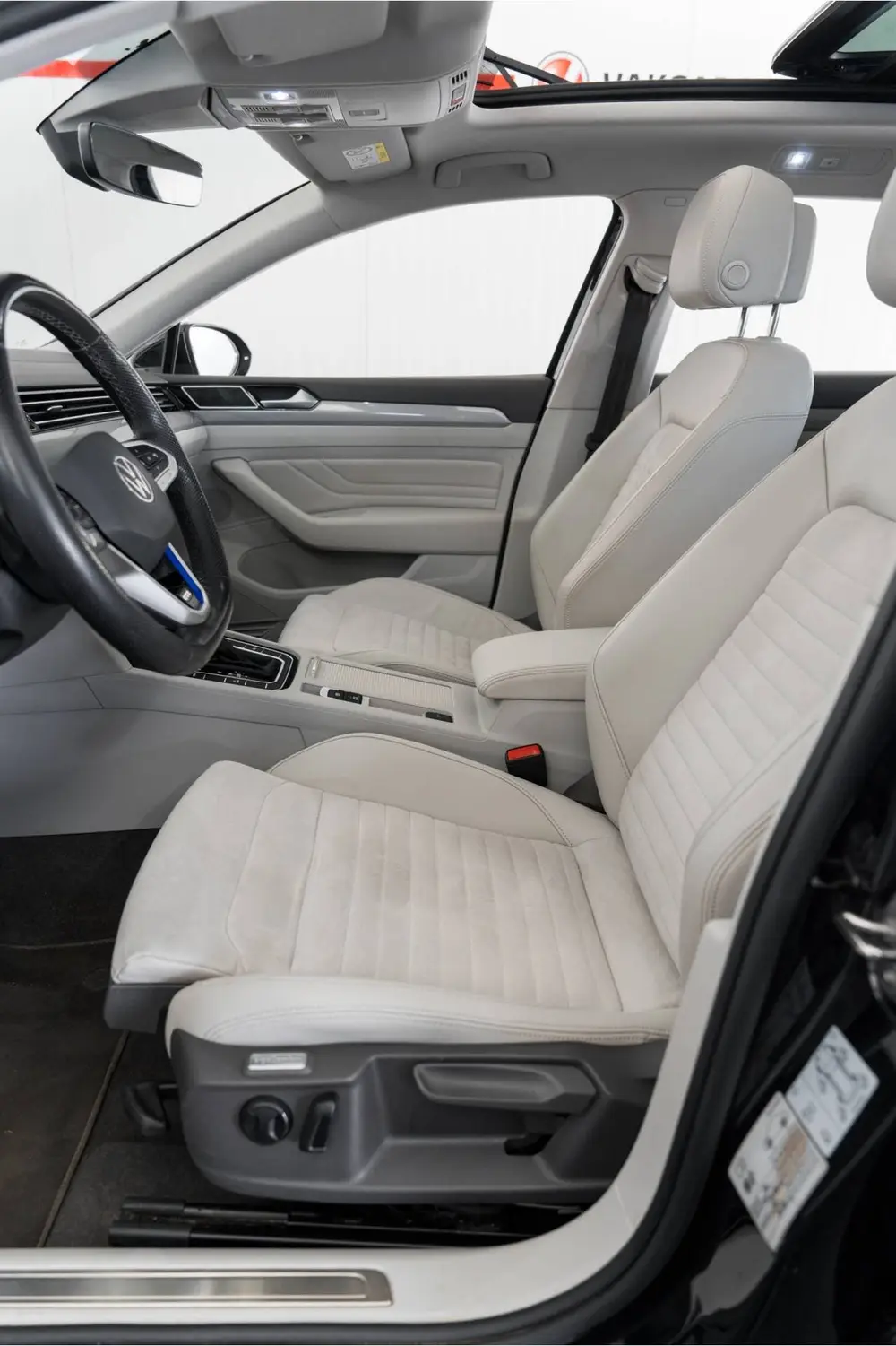 Volkswagen Passat Variant 1.4 TSI PHEV GTE Business Panorama uit 2022, foto 10